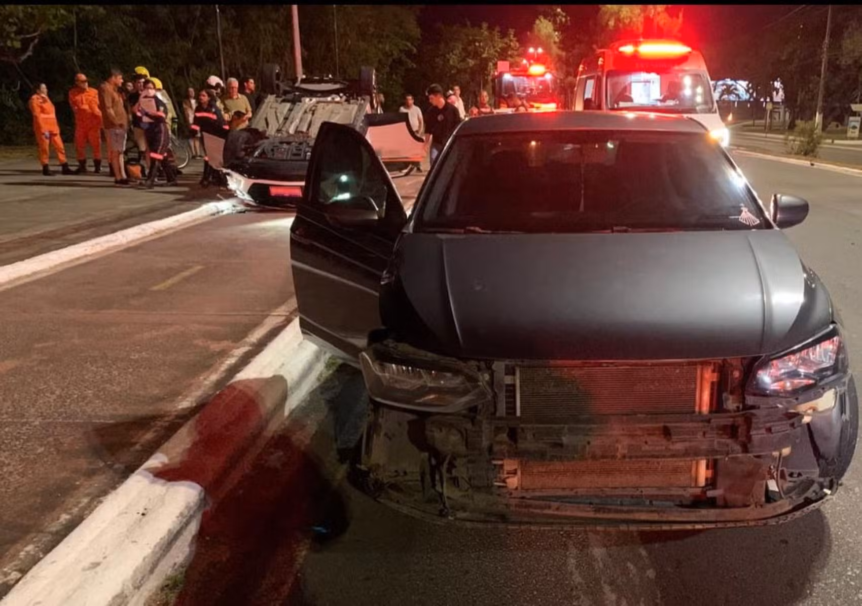 Carro capota após colisão com táxi na Avenida Beira