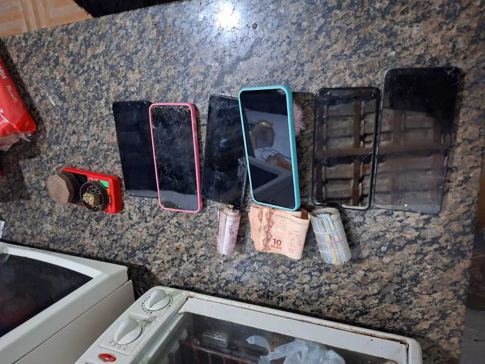 Polícia e GCM apreendem drogas, armas e celulares durante operação conjunta em Paranapanema