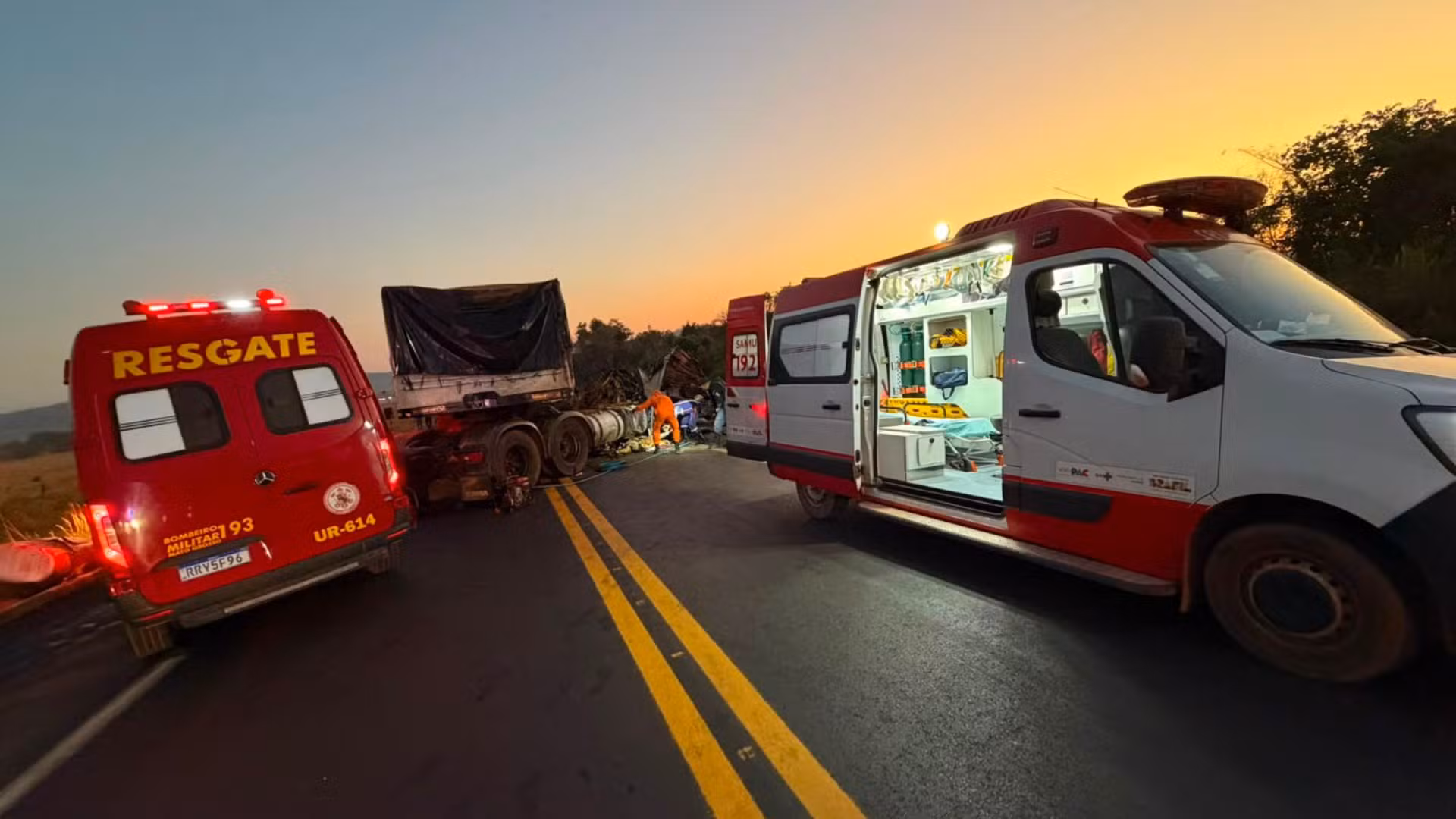Batida entre caminhões deixa três mortos e mulher presa às ferragens em MT