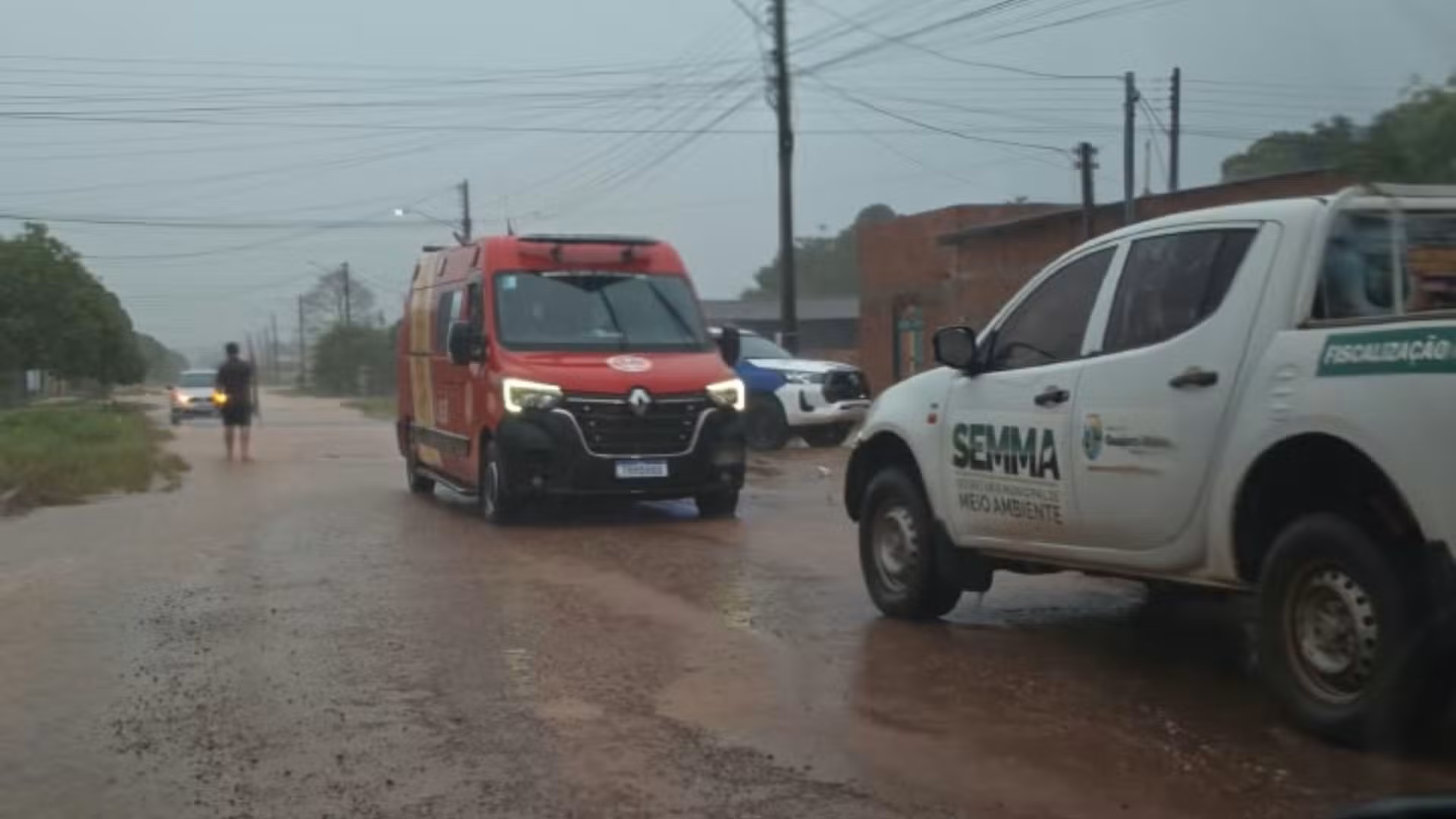 Mulher morre após muro desabar sobre ela durante vendaval em Guajará