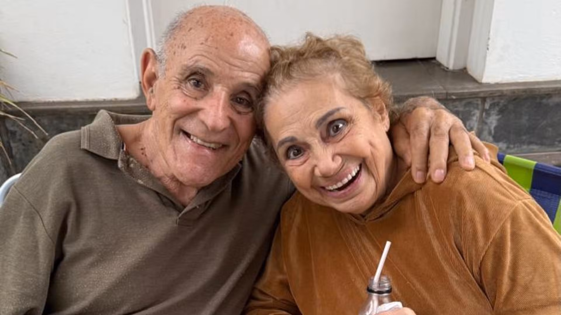 Conheça casal com Alzheimer e demência que viraliza nas redes sociais ao mostrar vida em mesmo lar geriátrico