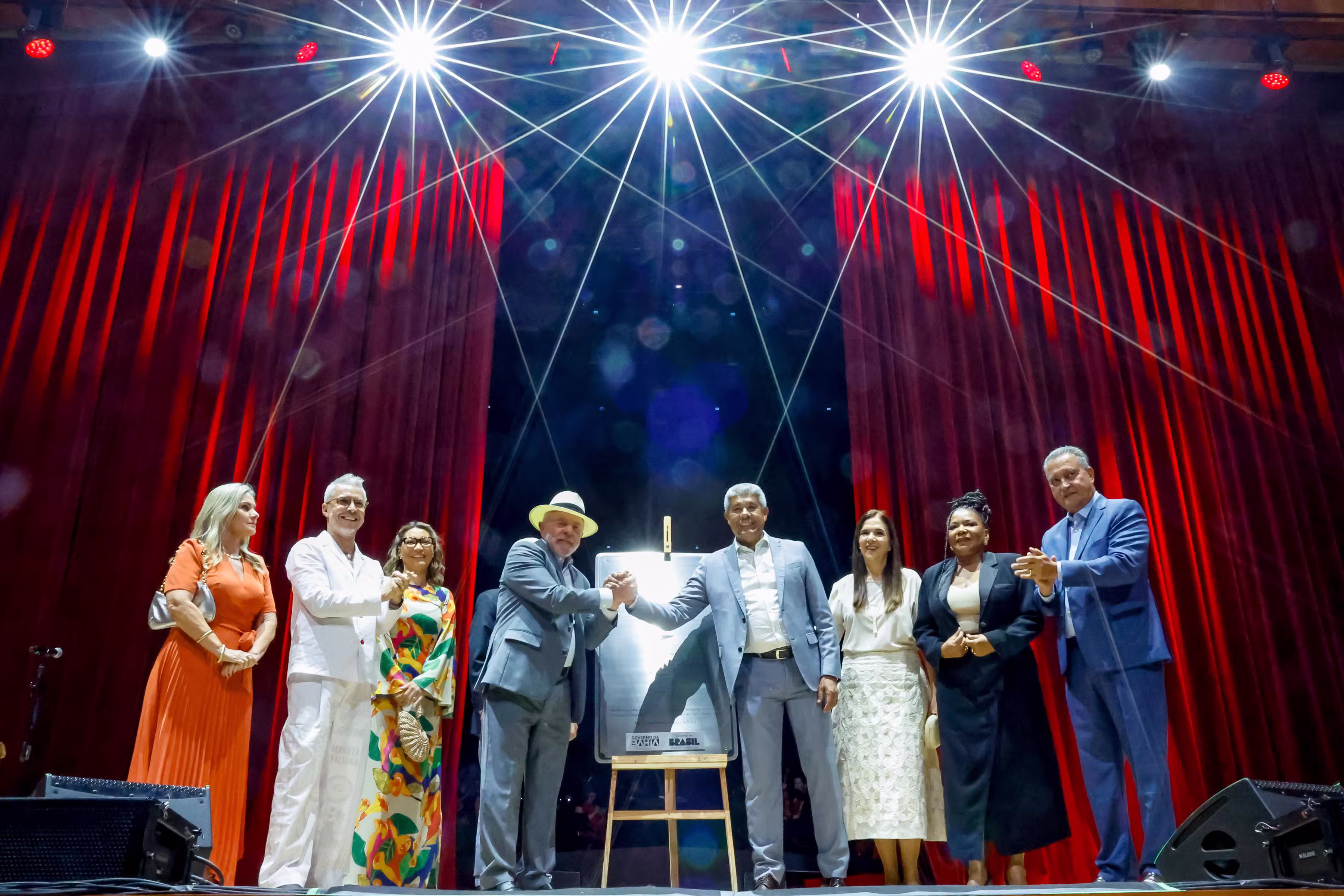 Teatro Castro Alves é reinaugurado com a presença do presidente e show de Gilberto Gil