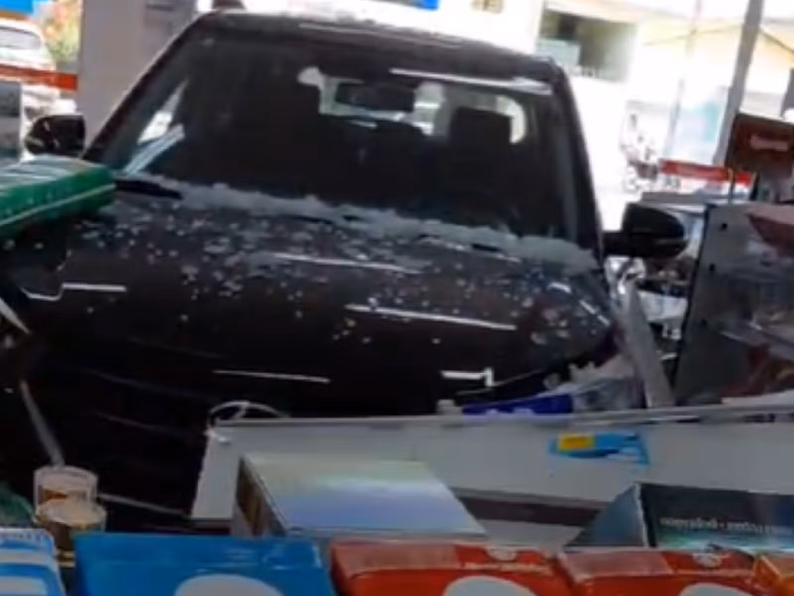 VÍDEO: Carro invade farmácia após motorista passar mal em Montes Claros