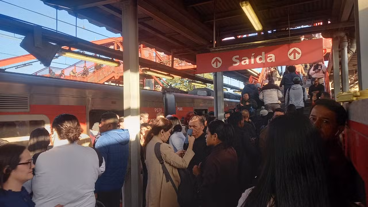 Passageiros do Alto Tietê relatam horas de espera após falha nos trens das linhas 11 e 12