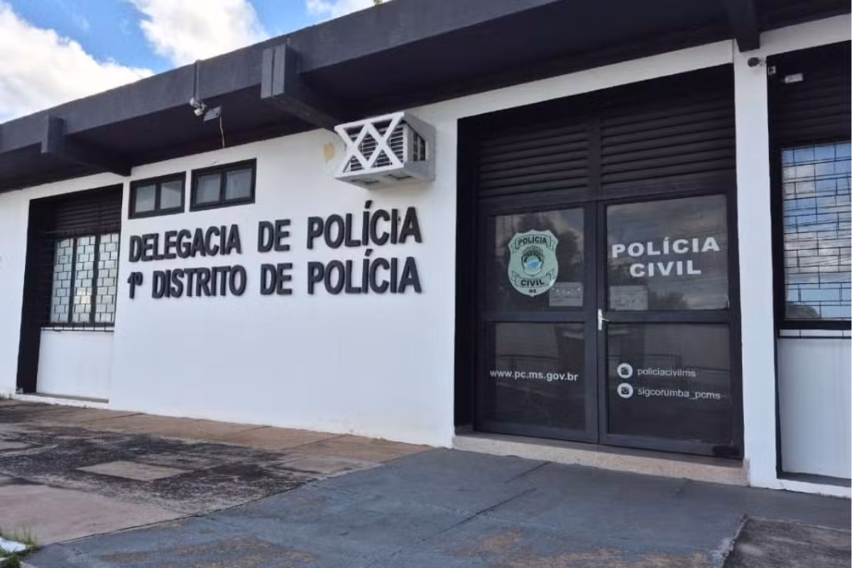 Homem é atacado com duas facadas pelas costas no meio da rua em Corumbá; suspeito fugiu