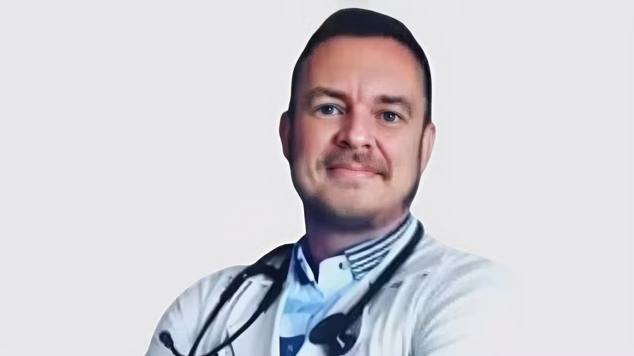 Médico que emitia receitas usadas por influenciador para comprar anabolizantes se entrega à polícia