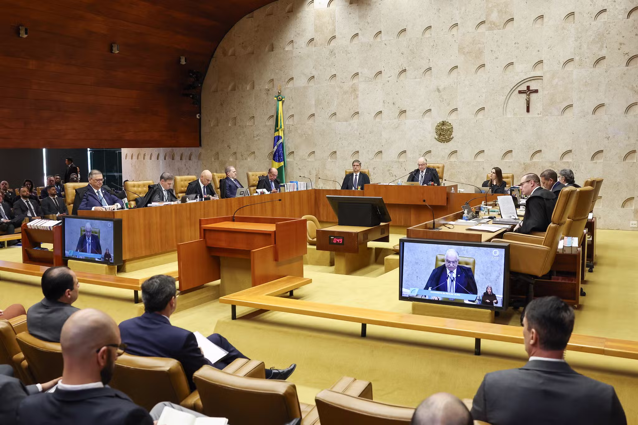 Moraes e Mendonça batem boca em sessão do STF sobre crise Master na Corte: 'Quem tem medo da PF?'