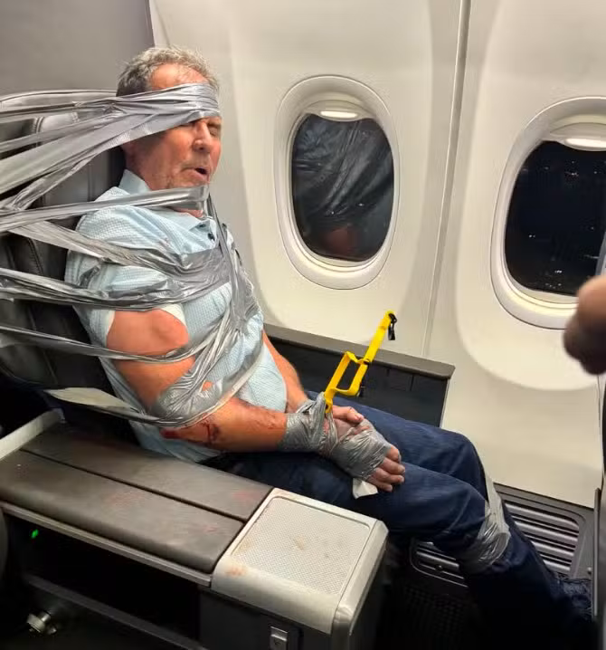 Homem é amarrado com fita adesiva a poltrona de avião após gritar e proferir xingamentos racistas e homofóbicos nos EUA