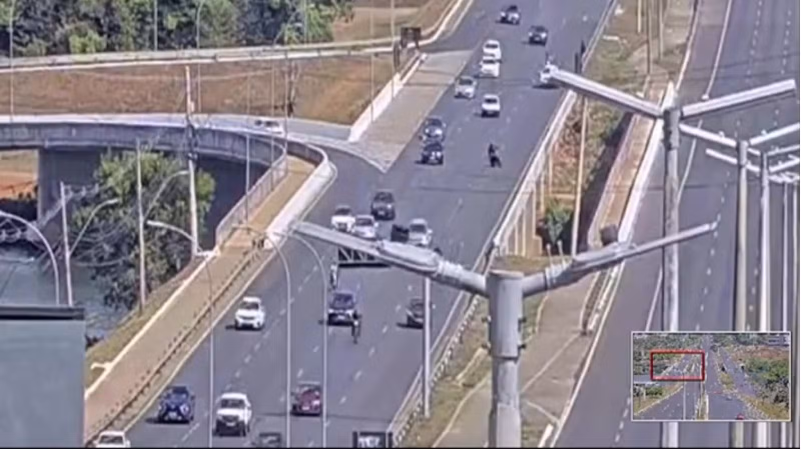 VÍDEO mostra momento em que moto bate em mureta e cai no Lago Paranoá com pai e filho