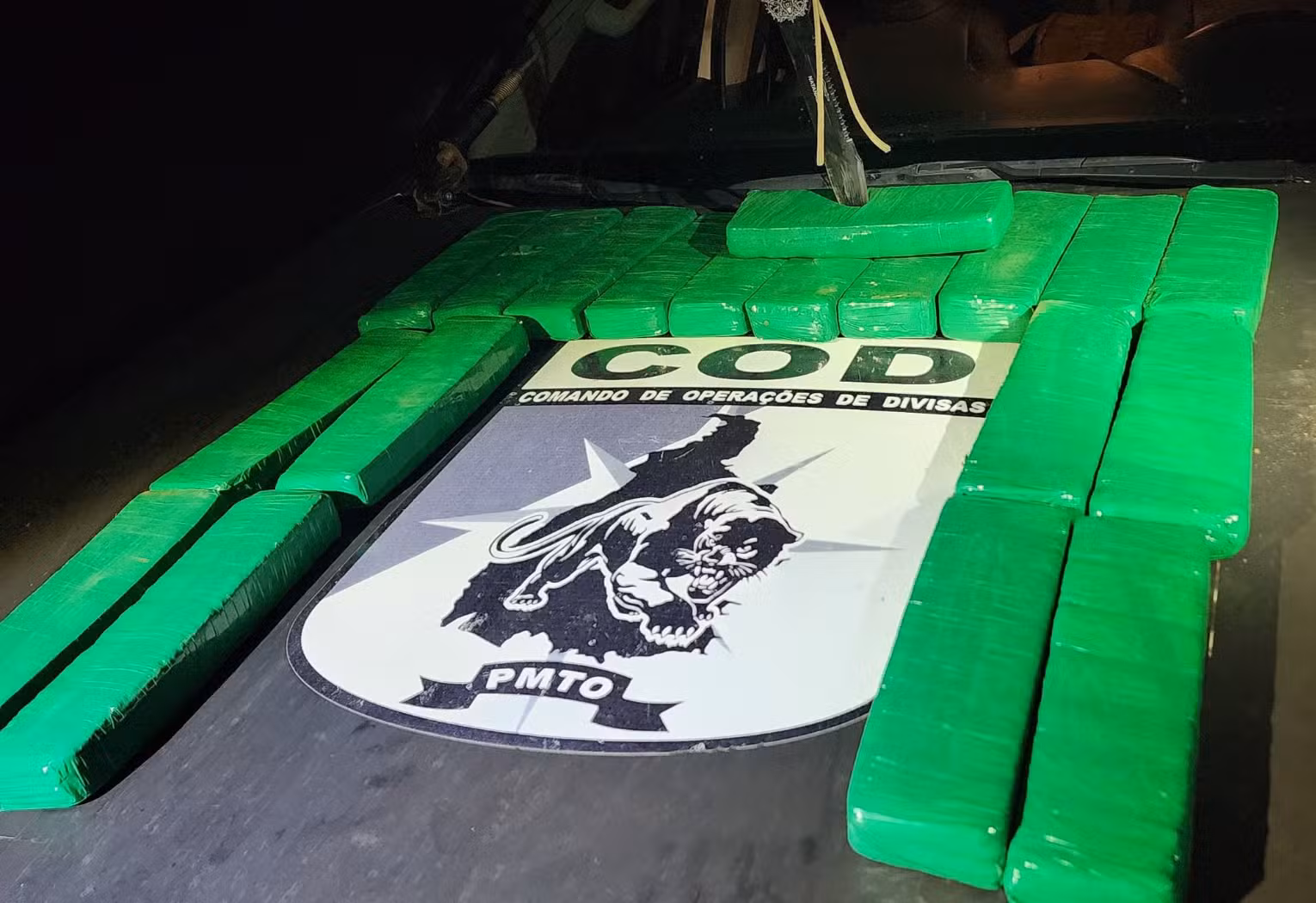 Após perseguição e fuga, polícia encontra carga de droga escondida às margens de rodovia