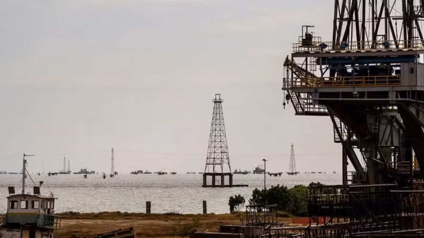 Petróleo supera US$ 100 pela primeira vez em mais de um mês com aumento das tensões no Oriente Médio