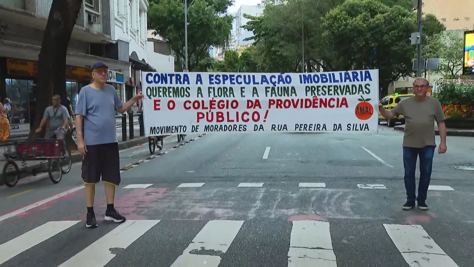 Moradores fazem manifestação e pedem nova destinação para terreno do colégio Providência, em Laranjeiras