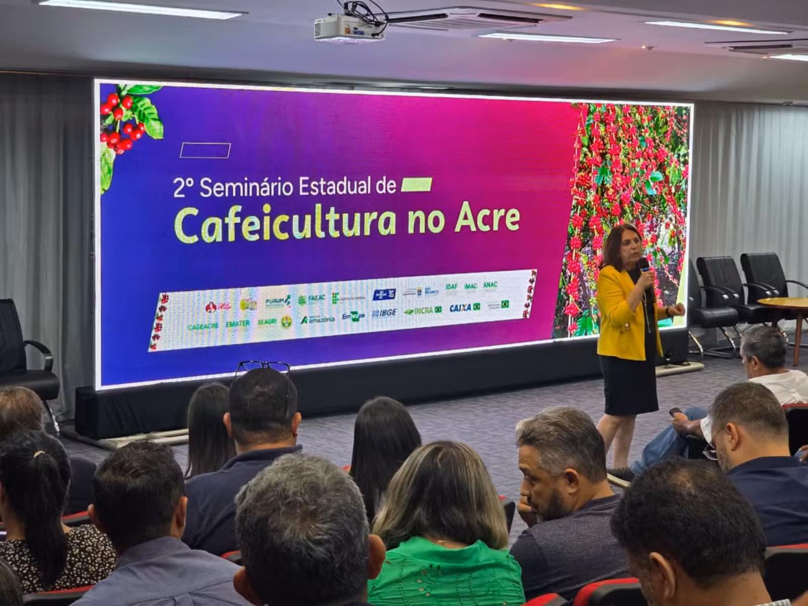Produtores, especialistas e estudantes discutem inovação, mercado e desafios da cafeicultura no Acre