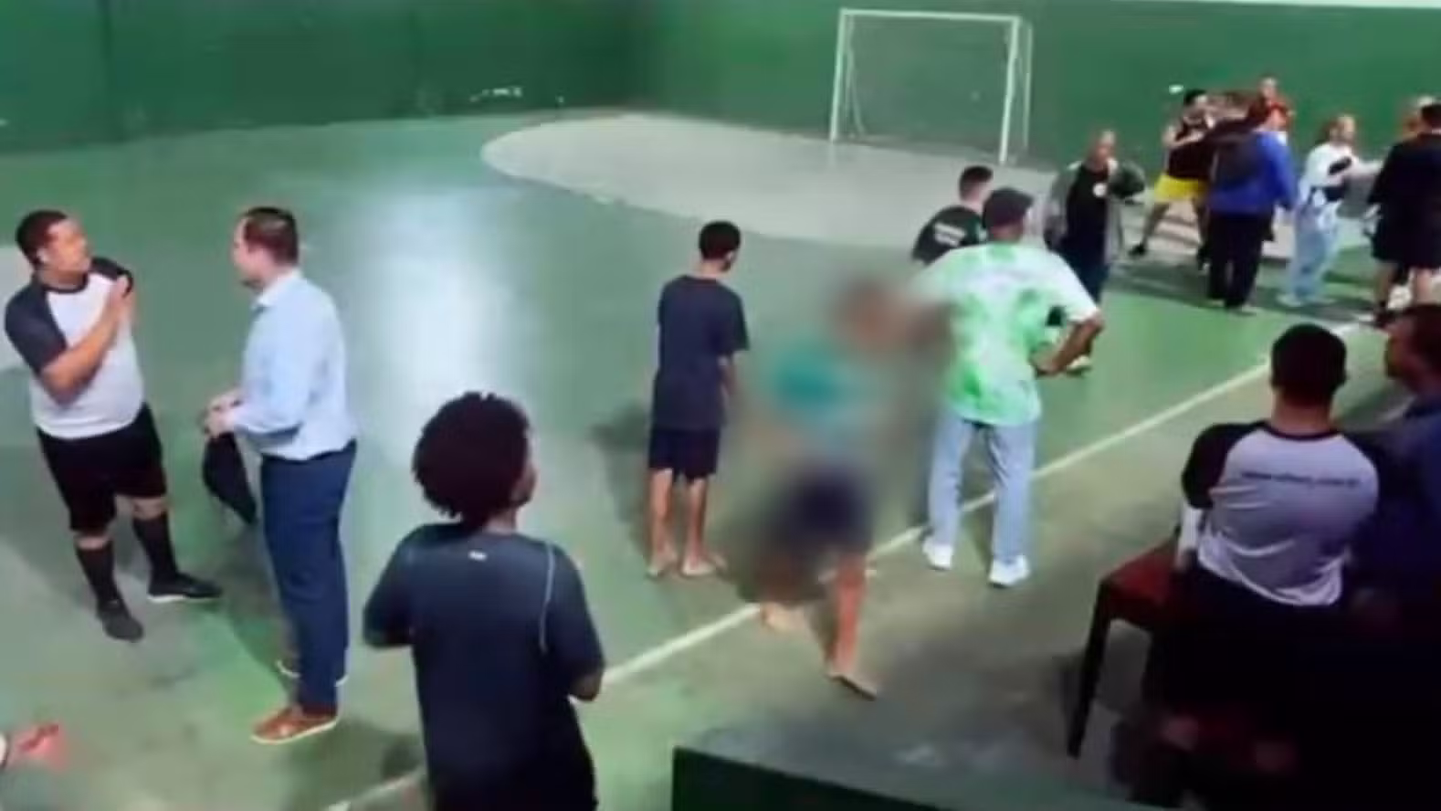 Polícia investiga caso de homem armado em quadra de futsal no Rio