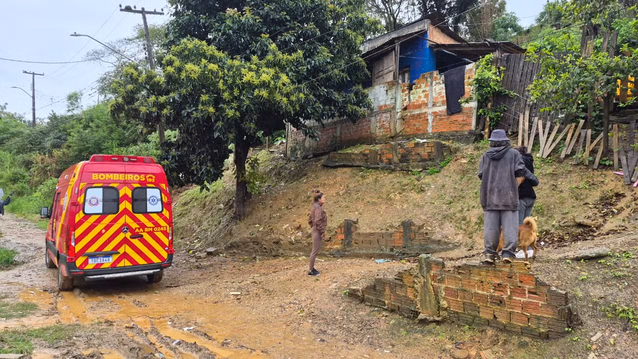 Família morre soterrada enquanto dormia após barranco desabar em cima de casa durante temporal, no Paraná