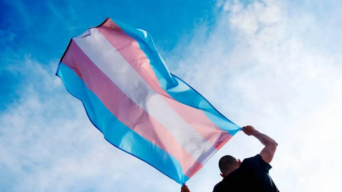 Banco é condenado a indenizar homem trans por demora na atualização de nome e gênero no cadastro