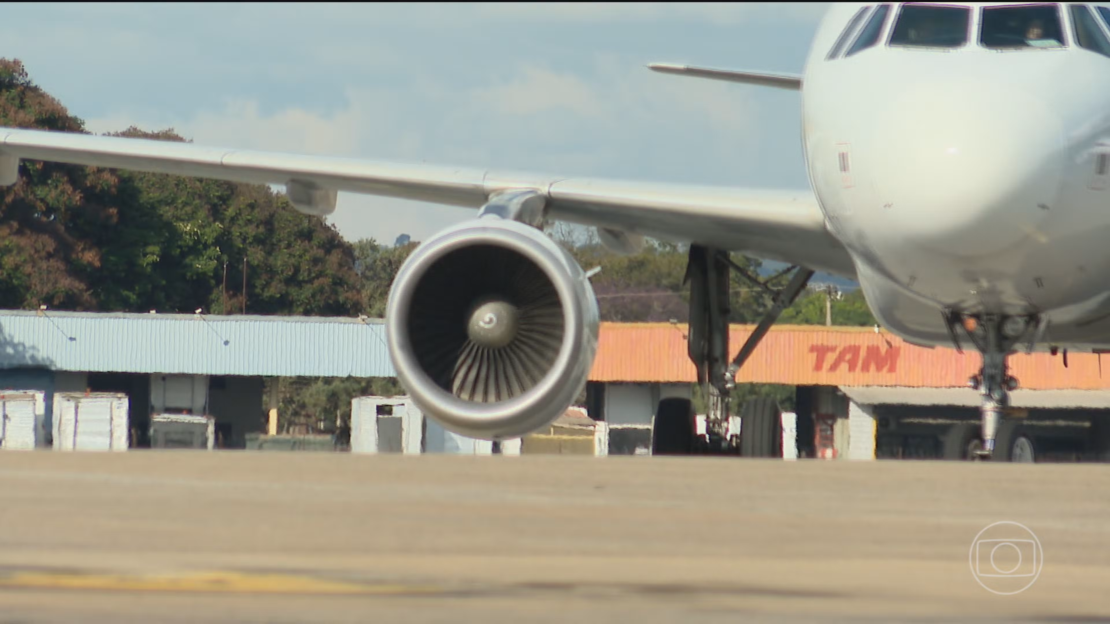Combustível de avião já subiu 53% no ano e aumenta pressão sobre preço das passagens aéreas
