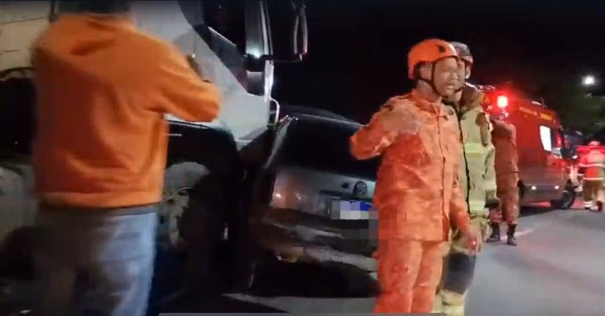 Acidente entre caminhão e carro interdita parcialmente a BR
