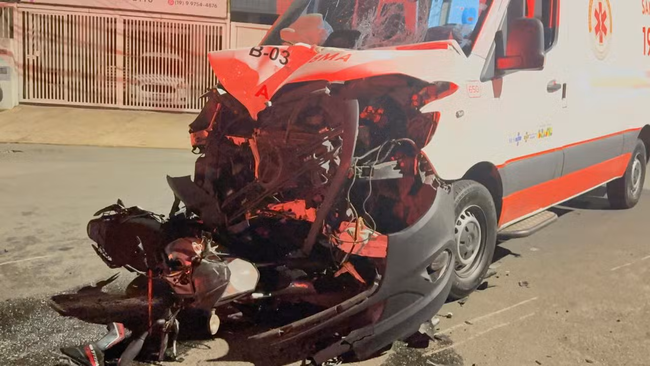 Moto em fuga bate em ambulância do Samu e deixa dois feridos em Campinas