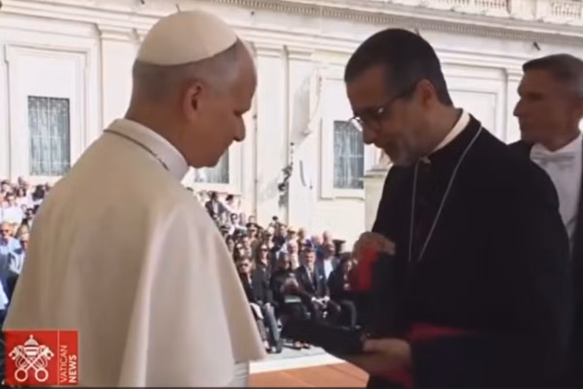 Bispo de Caruaru entrega presente para Papa Leão XIV durante audiência geral no Vaticano
