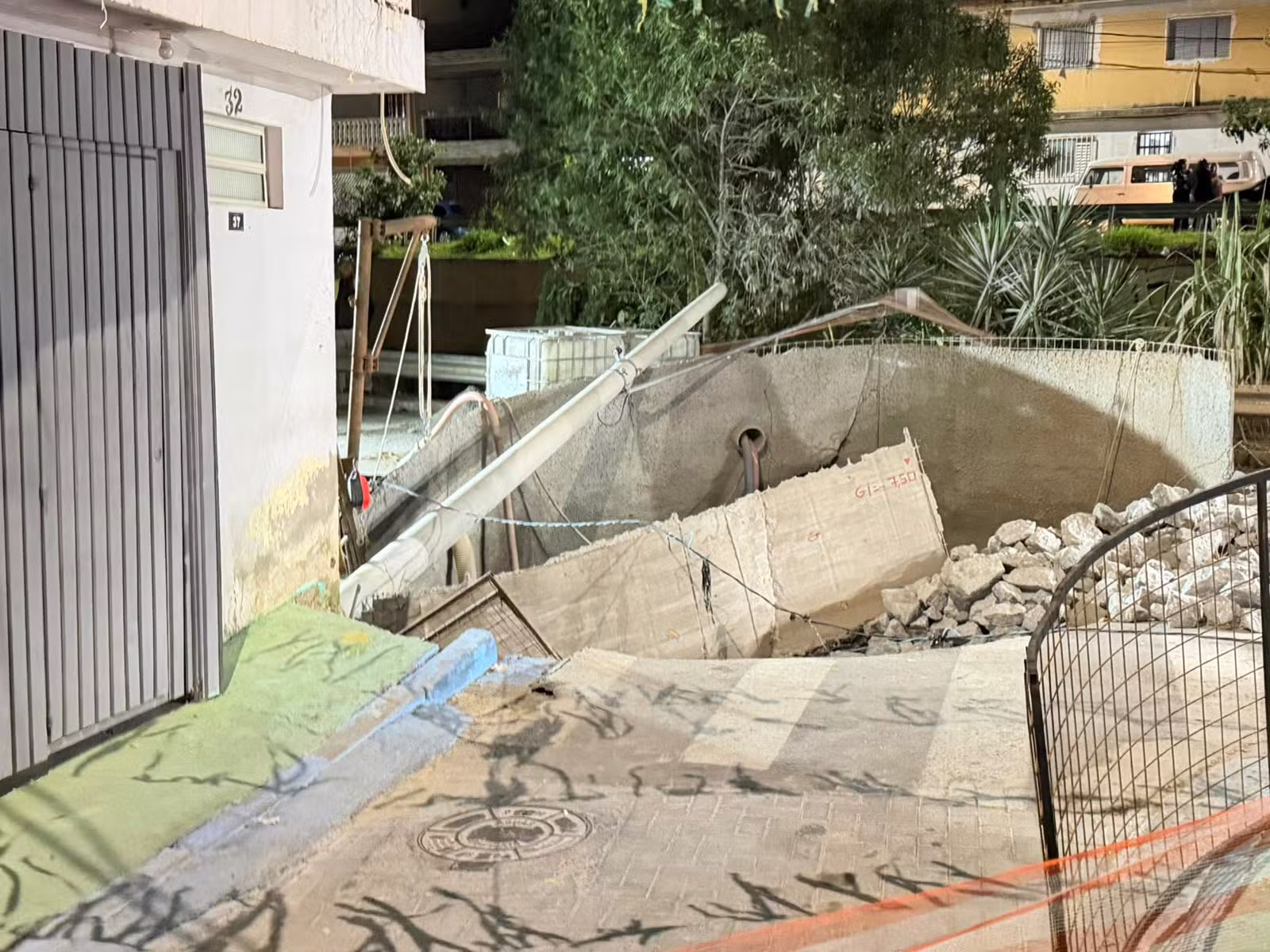 Sabesp conclui preenchimento de cratera em Osasco e libera duas das três casas interditadas