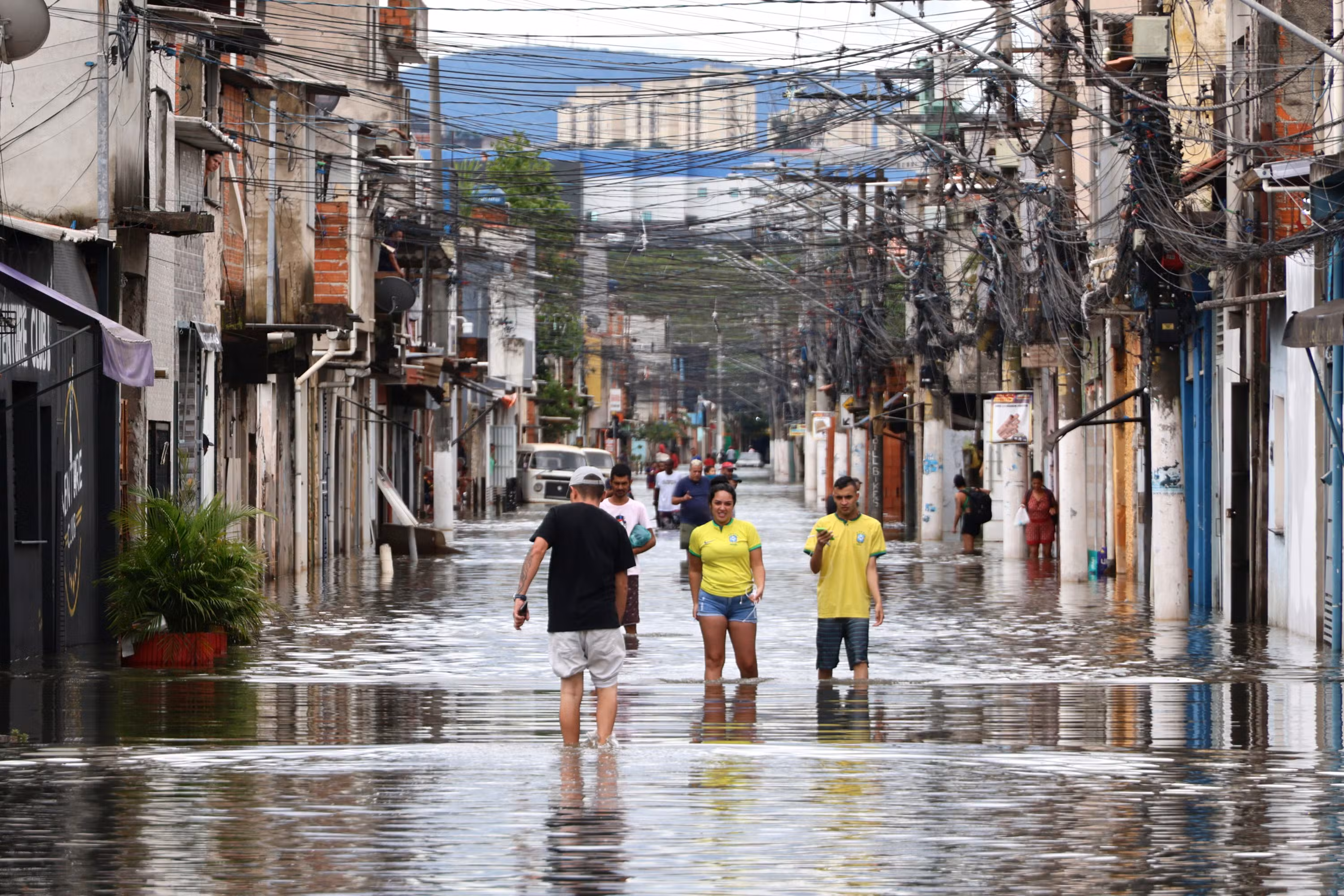 São Paulo terá domingo chuvoso e frio após temporal causar alagamentos e deixar desaparecidos