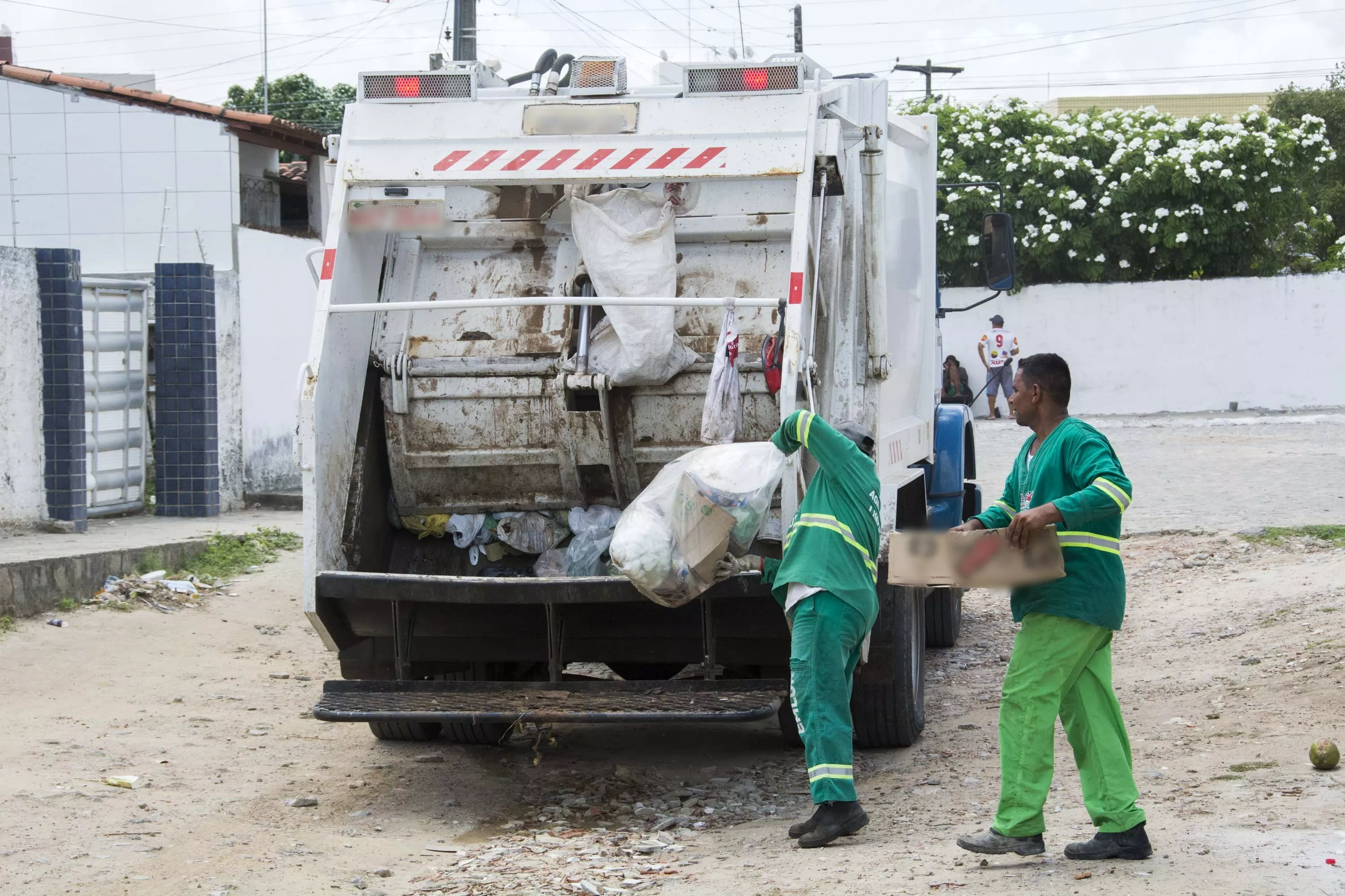 Cerca de 600 trabalhadores são afetados por suspeita de descontos de consignados não repassados por empresa de lixo em João Pessoa
