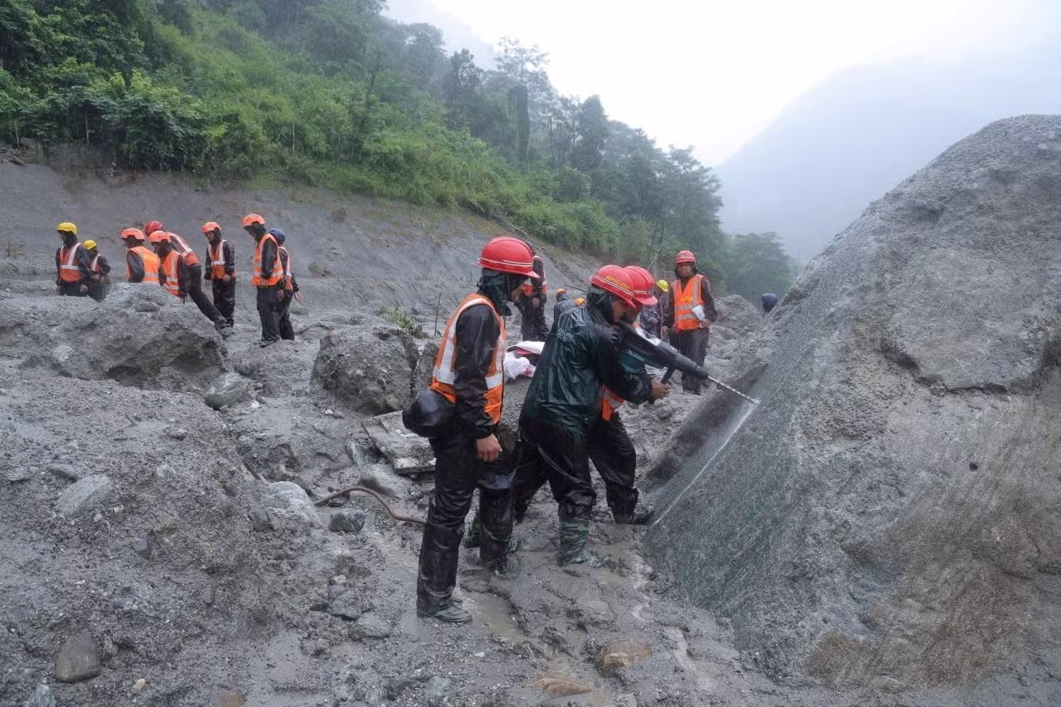 A corrida contra o tempo para resgatar mais de 600 trabalhadores presos em túneis após avalanche no Nepal e no Tibete
