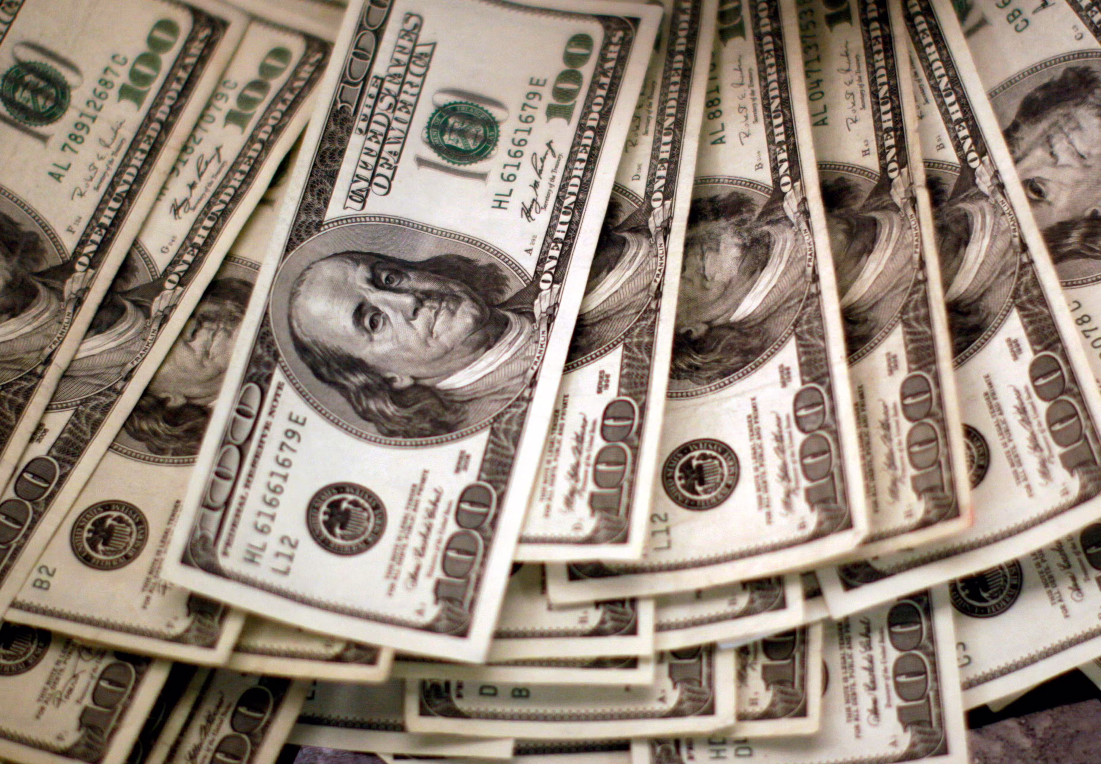 Dólar fecha em queda, de olho em após inflação e tensões no Oriente Médio; Ibovespa sobe quase 3%