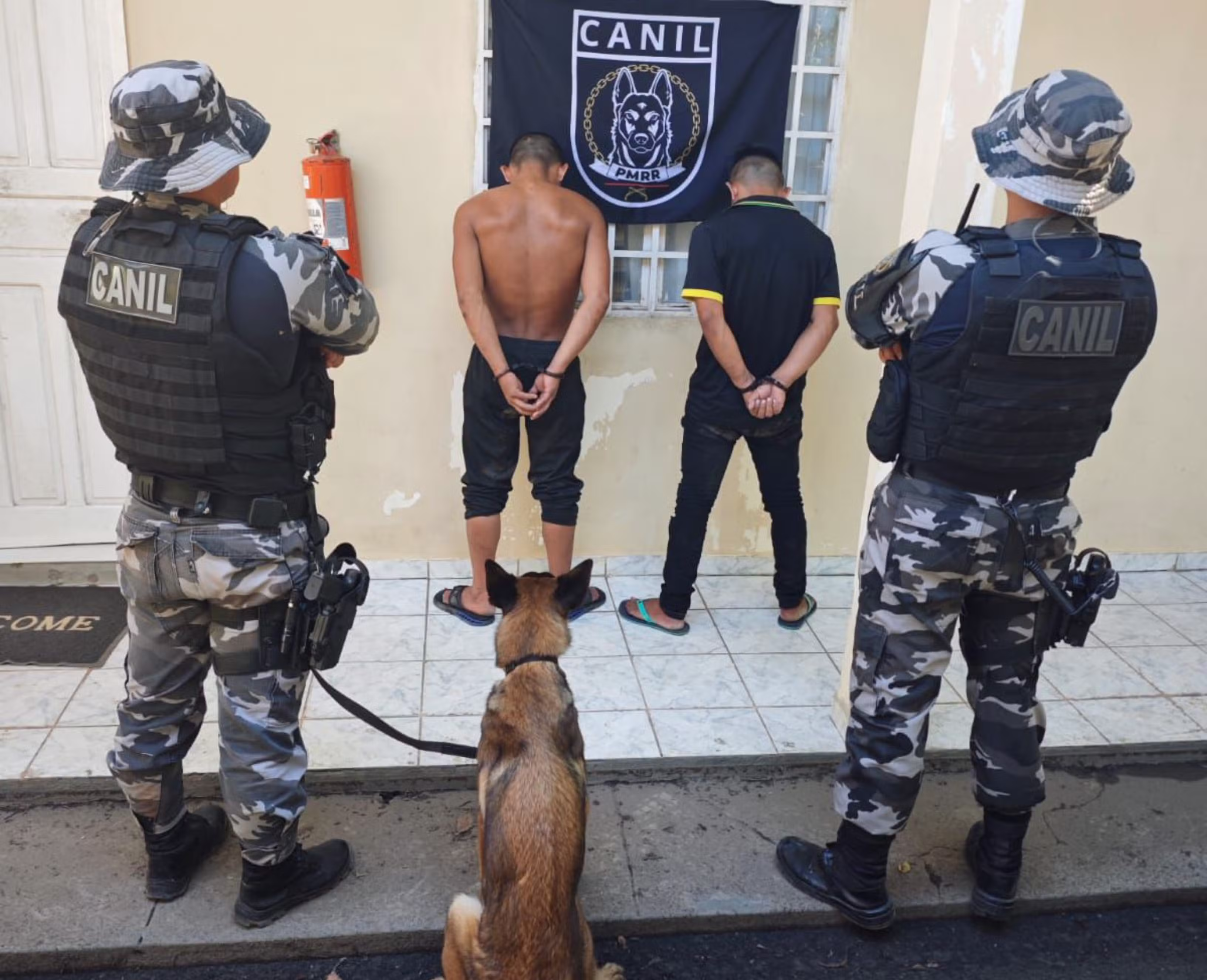 Jovens são presos com skunk e munições escondidos em máquina de lavar roupas em Bonfim
