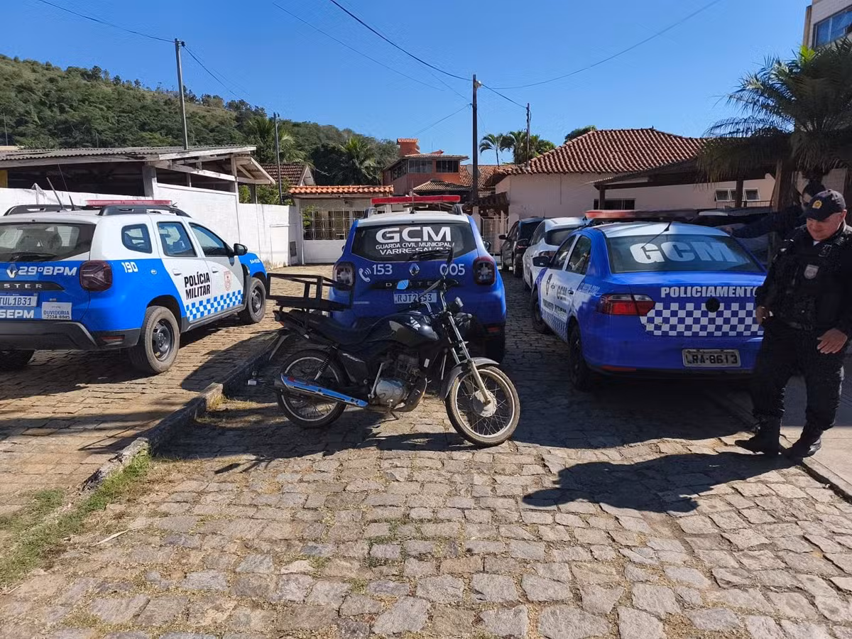Câmera registra furto em segundos de moto em Varre