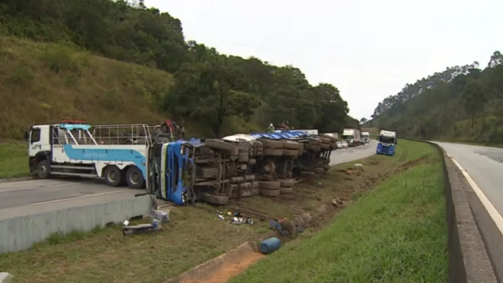 Rodovia Dom Pedro I é interditada para remoção de carreta que tombou com 40 mil litros de óleo em Nazaré Paulista, SP