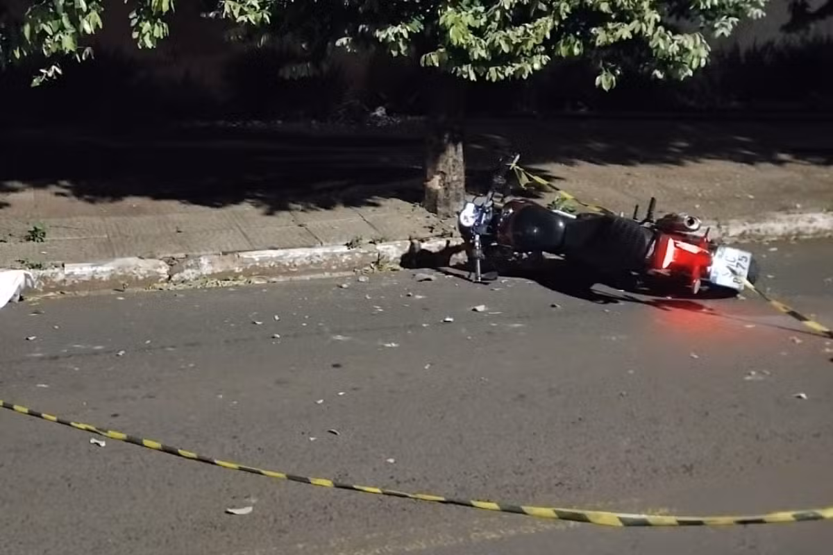 Motociclista morre após perder controle da moto e bater em árvore em Campo Grande