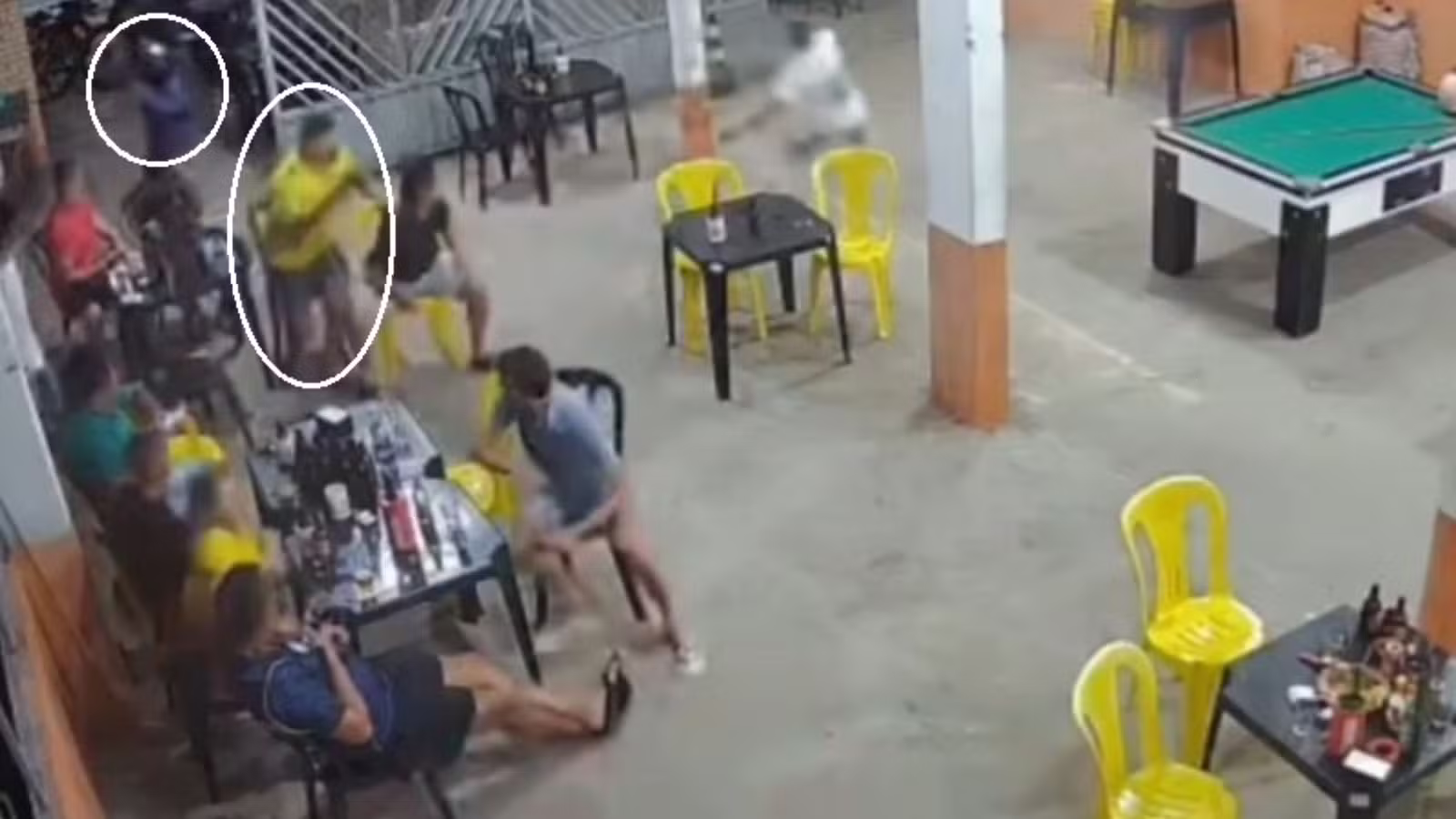 Dupla armada invade bar e mata cliente que assistia a jogo do Brasil; veja vídeo