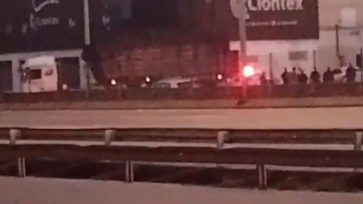 Moradores relatam intenso tiroteio em Duque de Caxias; carreta é atravessada na Washington Luiz