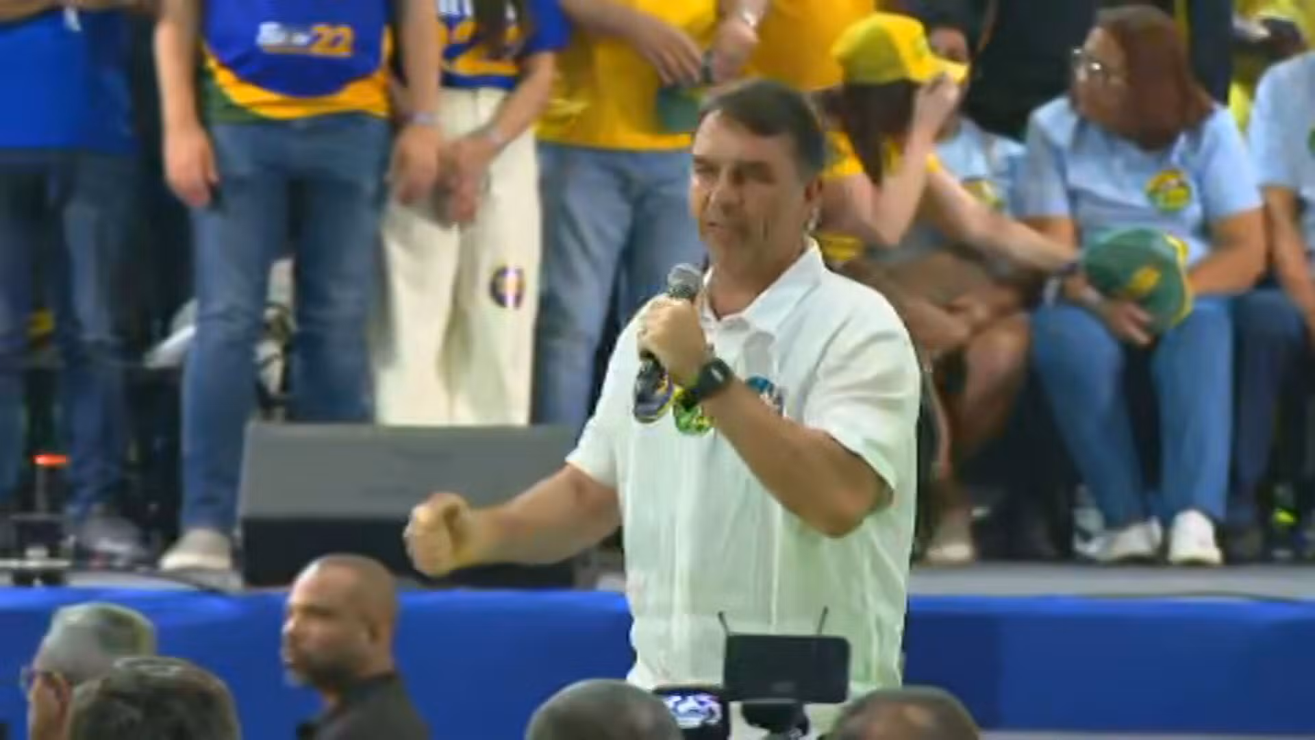 Flávio diz que 'narcoterroristas' têm até dezembro para ‘meter o pé’ do Brasil e promete ‘guerra?