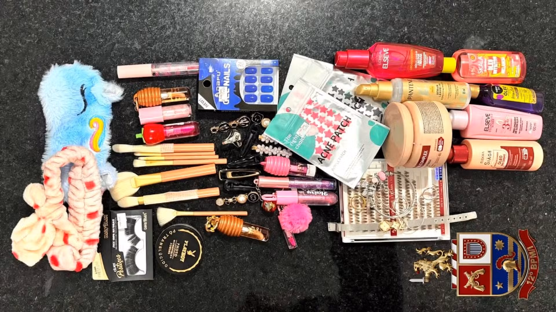 Mãe encontra bijuterias e cosméticos furtados no quarto da filha adolescente e aciona polícia em São Manuel