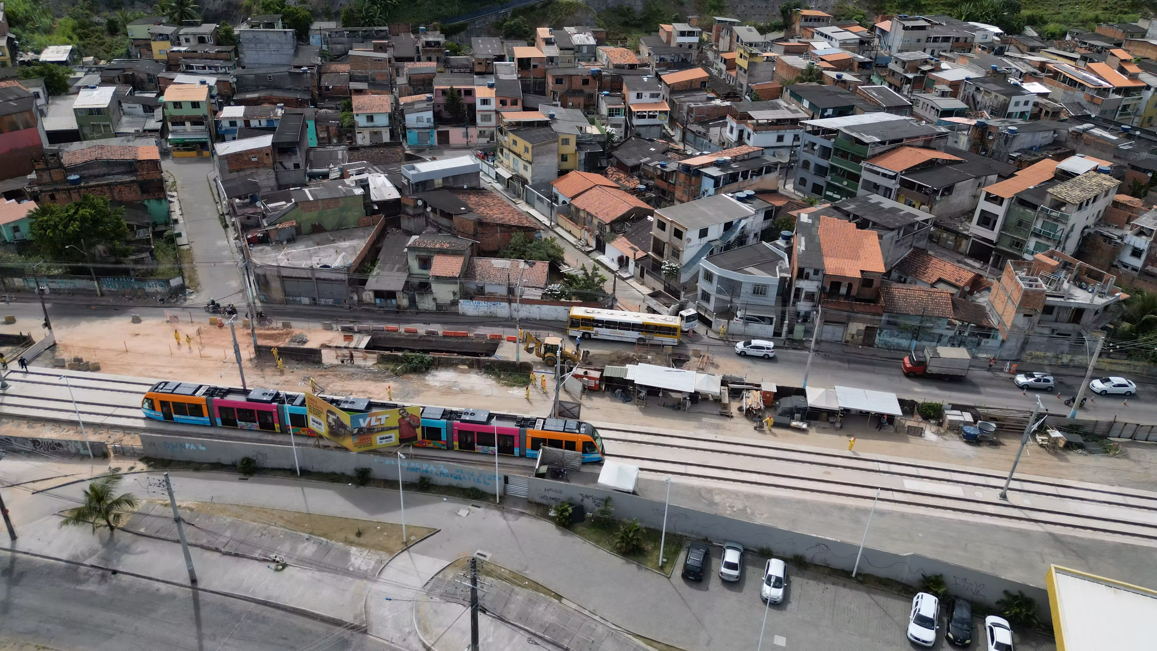 VLT inicia embarque e desembarque de passageiros entre Calçada e São Joaquim, em Salvador