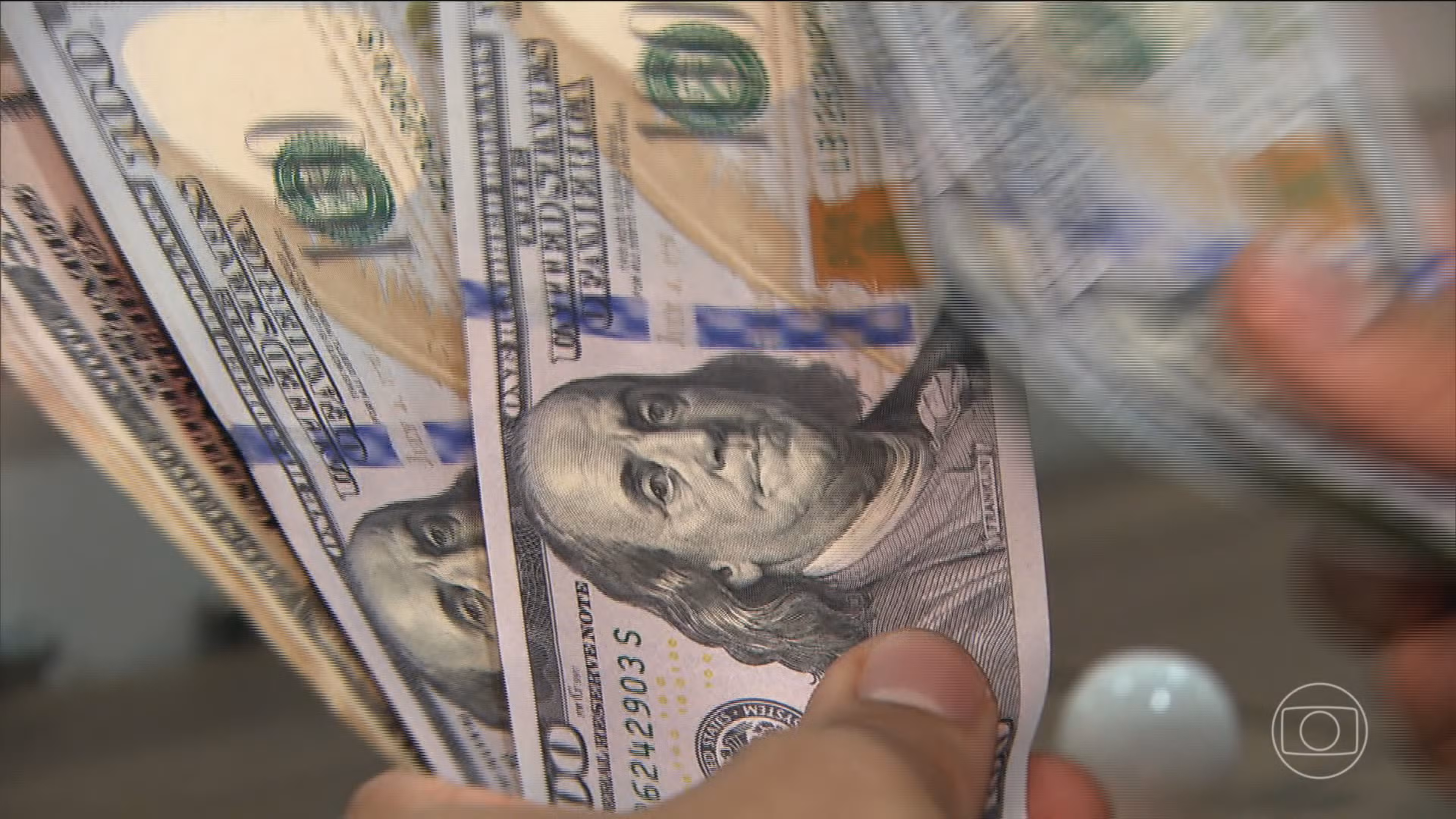 Dólar cai a R$ 5,05, de olho no novo tarifaço e em resultados de empresas; Ibovespa tem forte alta