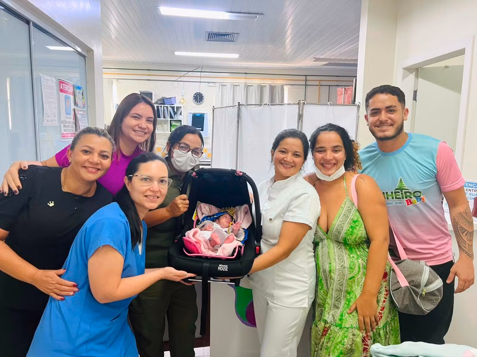 Bebê que nasceu com menos de 1 kg deixa hospital vestida de Nossa Senhora Aparecida no Acre