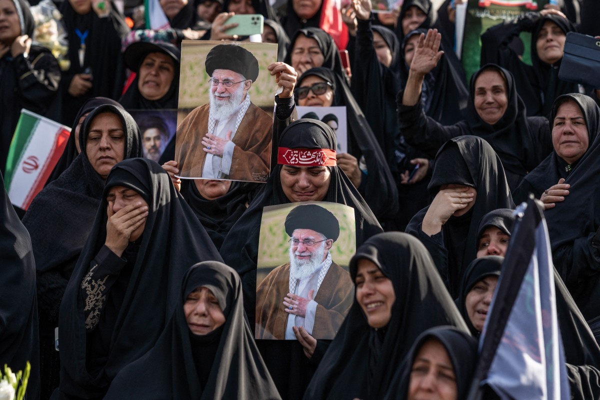 Funeral de Ali Khamenei começa com milhares de fiéis em Teerã