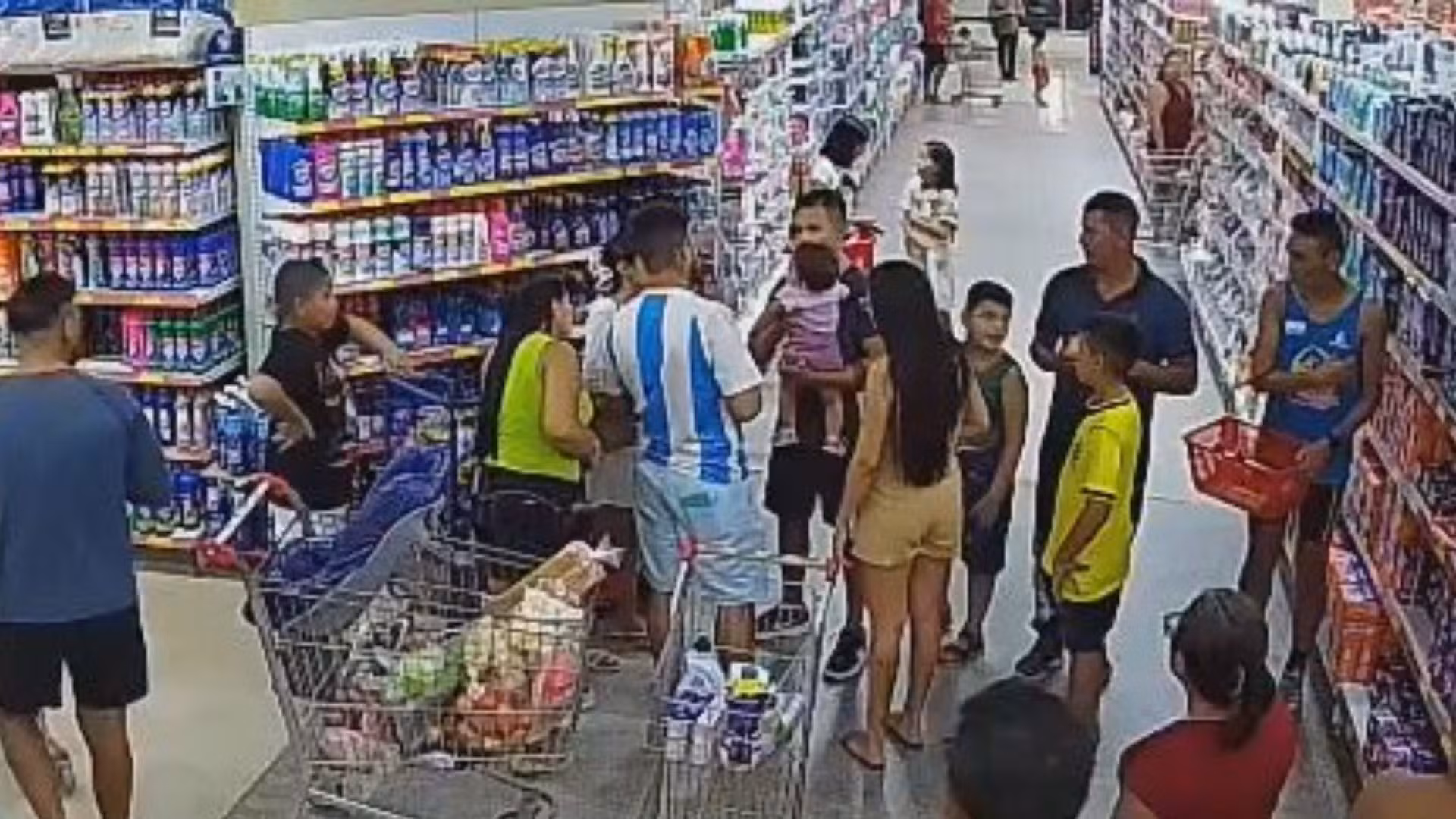 VÍDEO: bombeiro de folga salva bebê engasgada com pedaço de plástico em Laranjal do Jari