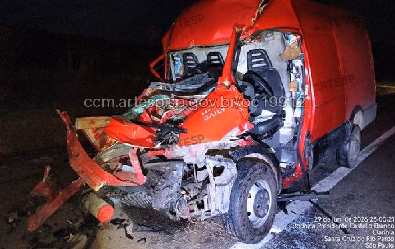Motorista de van carregada com caixas de leite morre após bater na traseira de caminhão na Castello Branco