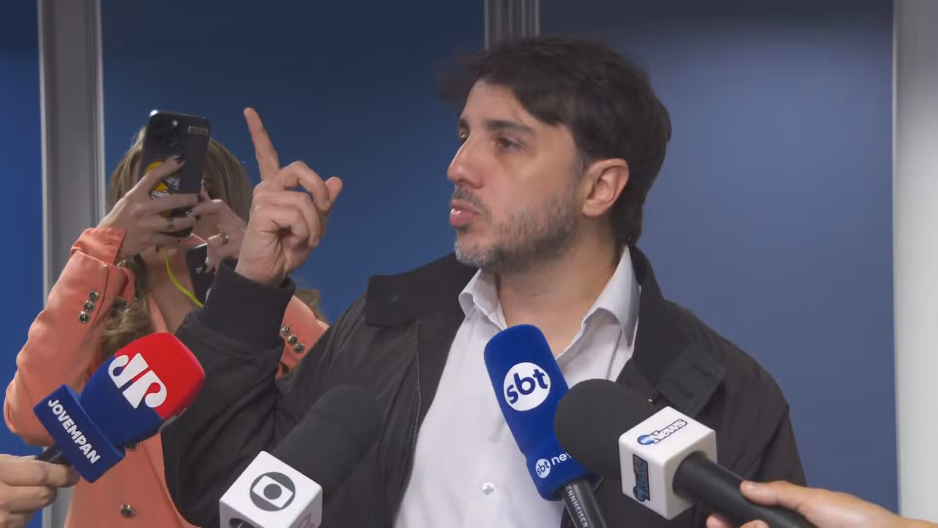 Renan Santos defende fim da autonomia nas universidades e critica gestão das instituições públicas