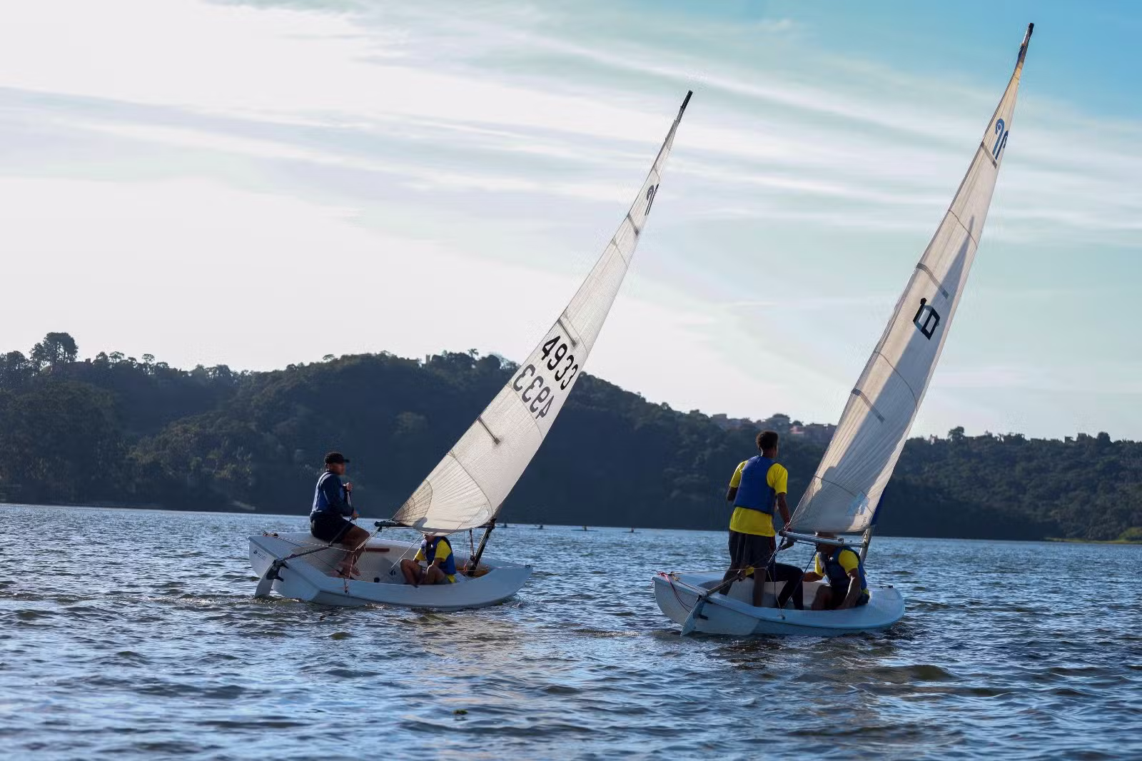Prefeitura de SP oferece aulas gratuitas de vela para crianças e jovens na Represa Guarapiranga