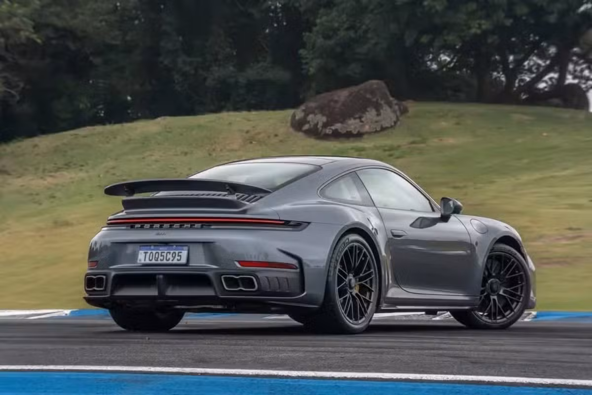 Encontro reúne Ferrari, Porsche e outros carros de luxo em Juiz de Fora