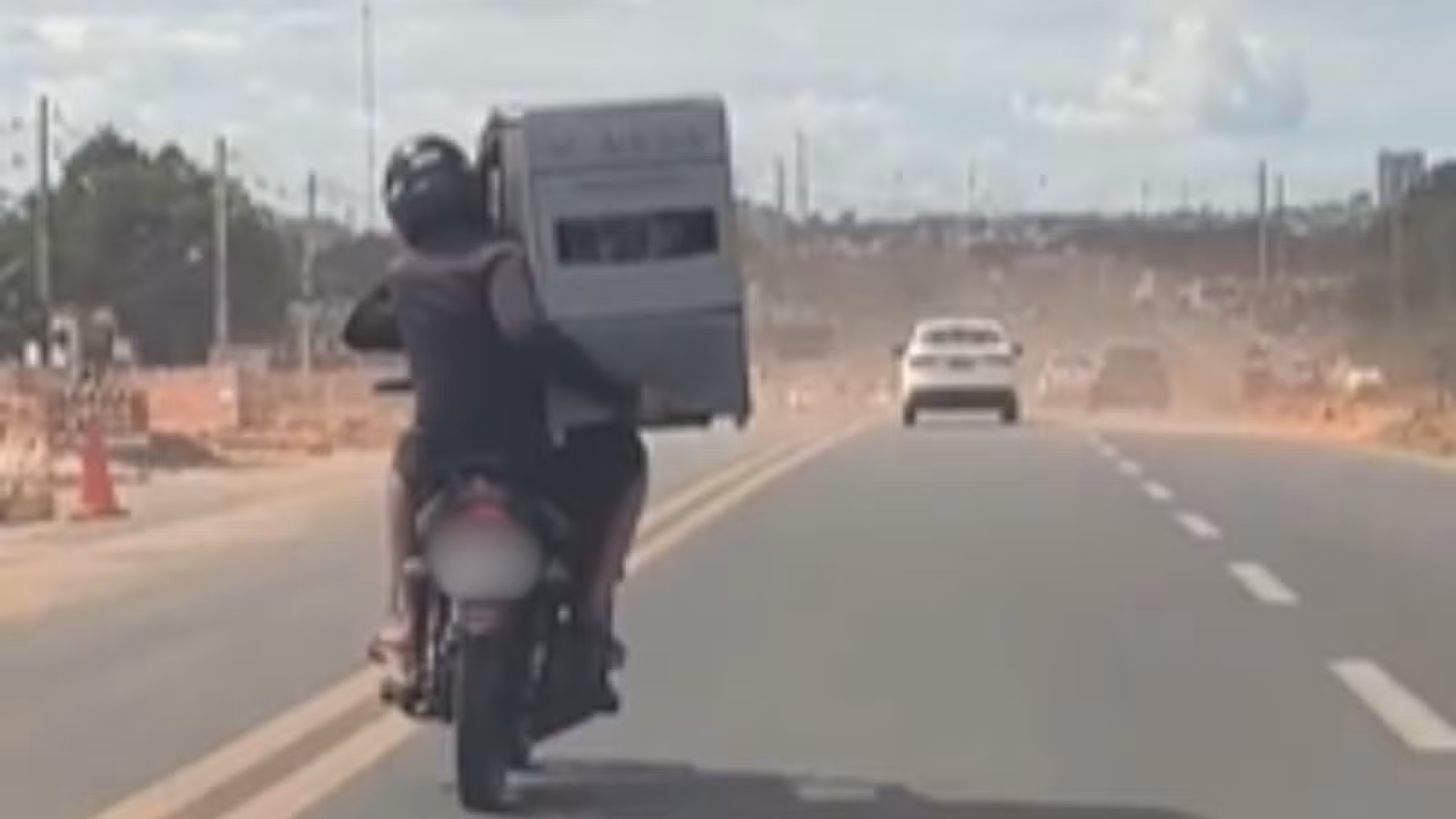 Vídeo mostra flagrante de passageiro transportando fogão de 4 bocas sobre motocicleta na BR