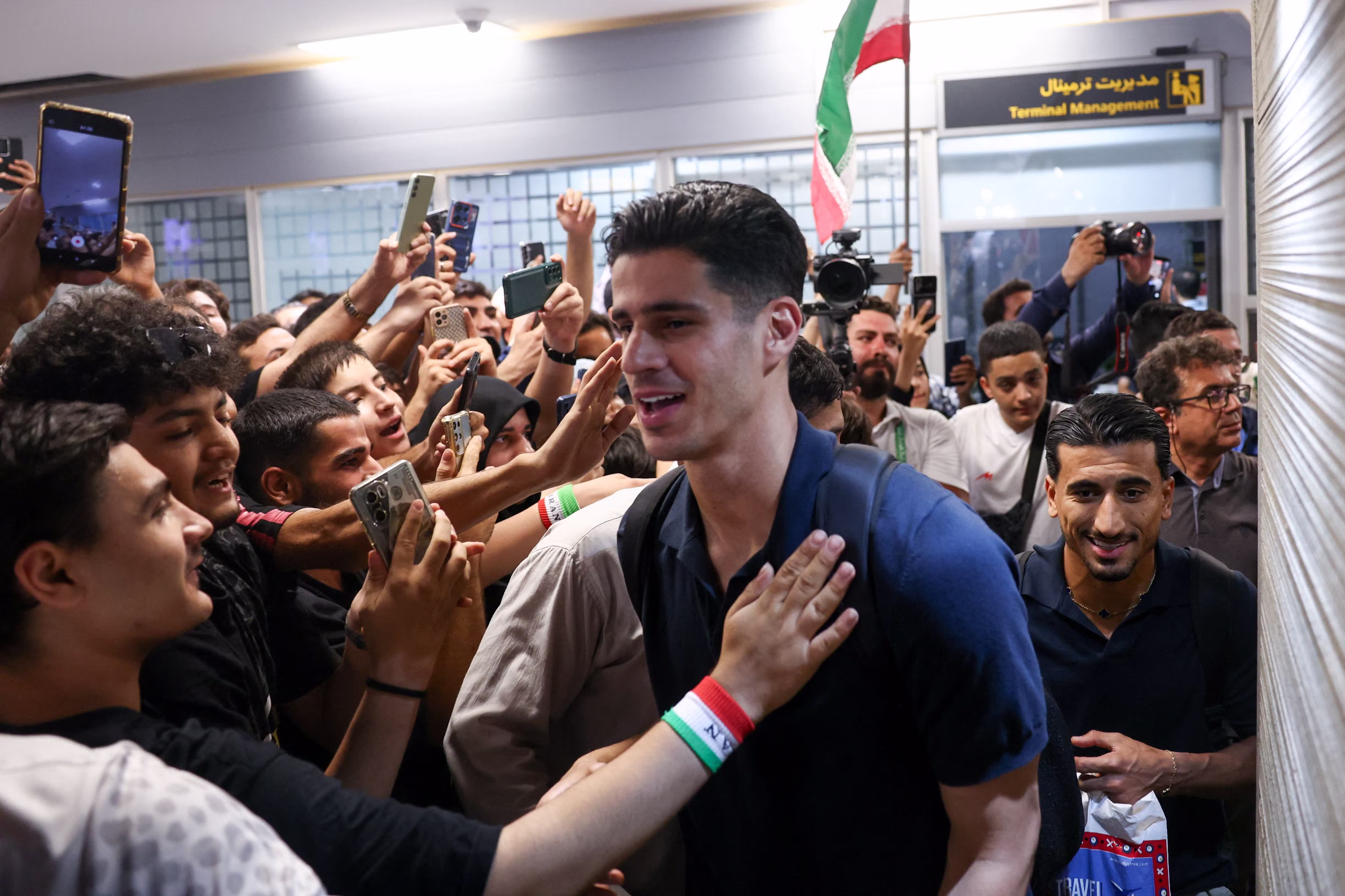 Seleção iraniana é recebida com festa no retorno a Teerã após Copa do Mundo