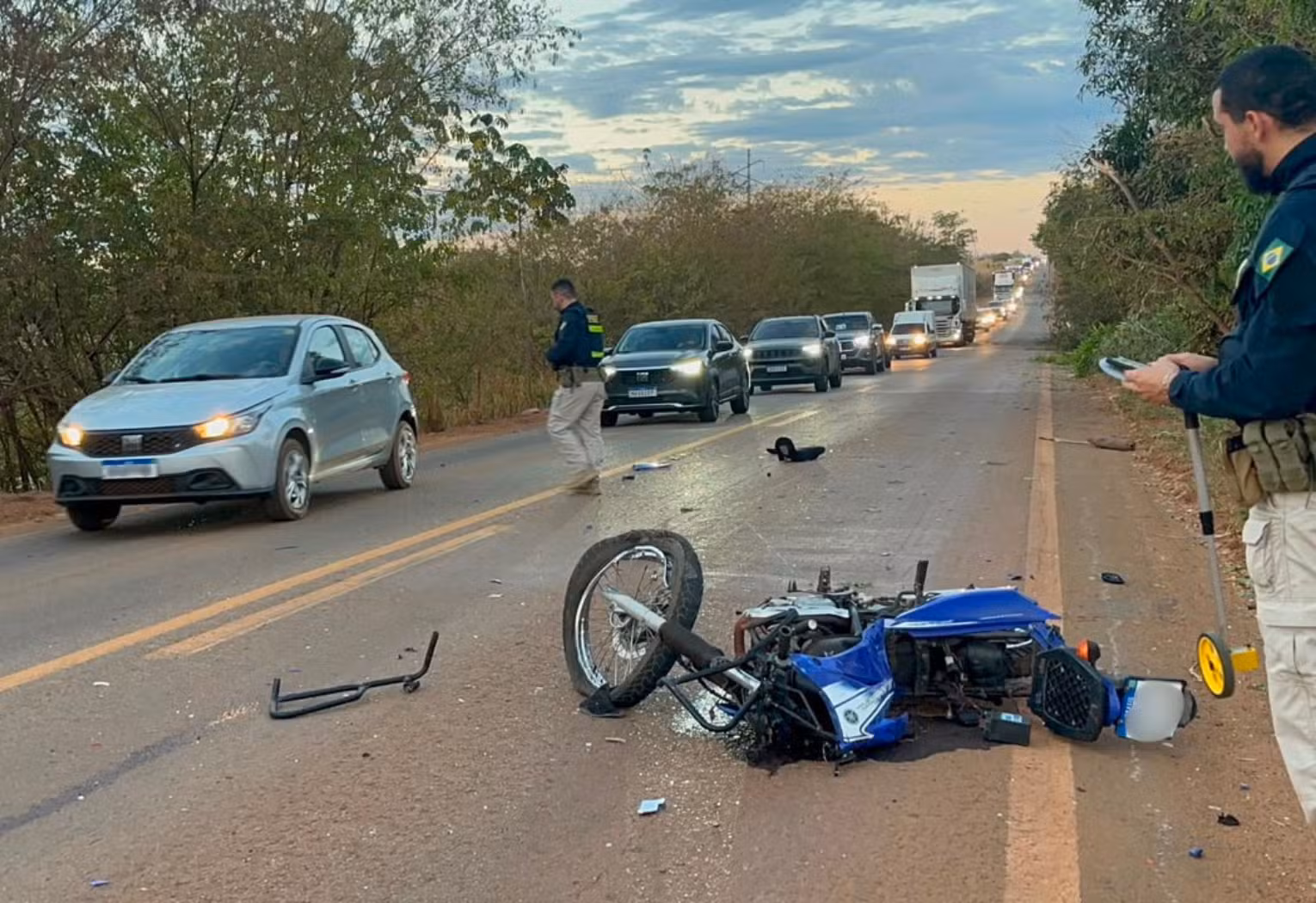 Motociclista de 22 anos morre após bater em caminhão na BR