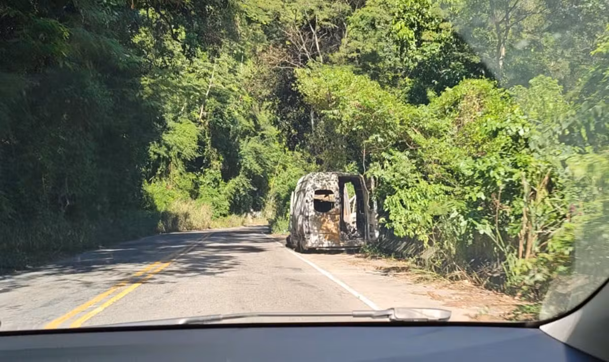 Ambulância pega fogo na Serra do Mato Grosso, entre Maricá e Saquarema